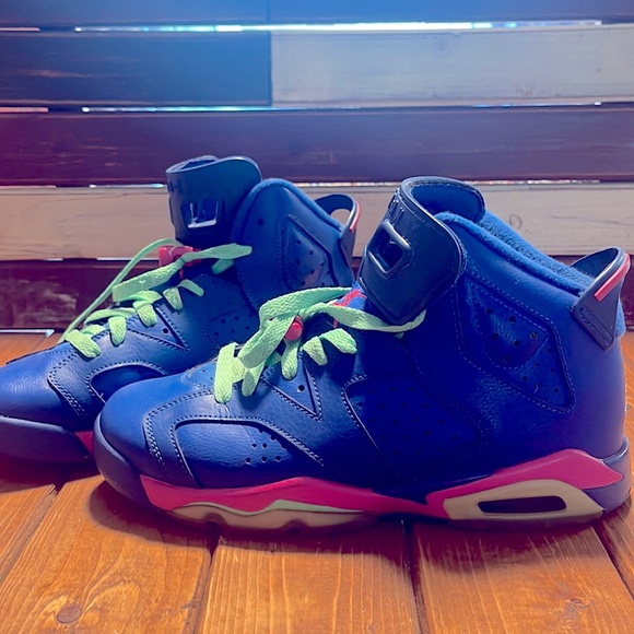 Size 6Y barely worn retro Jordan’s. - Picture 2 of 5